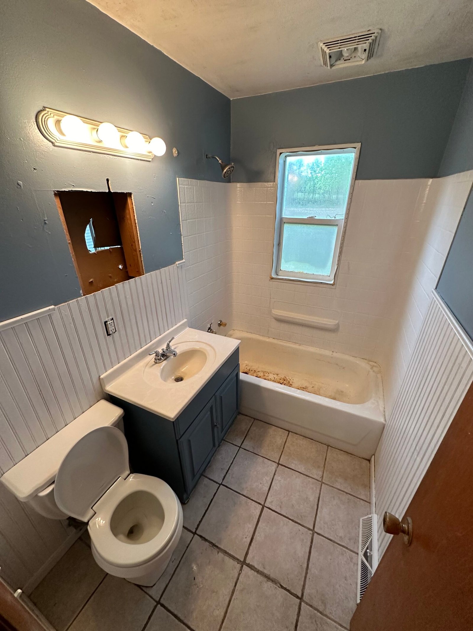 Spa bathroom — before